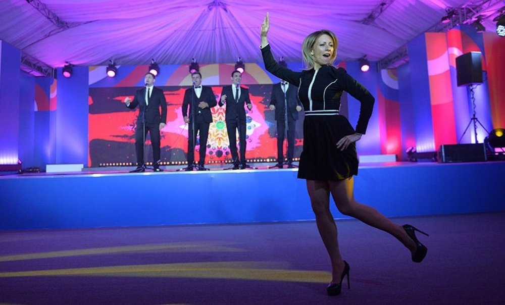 Мария Захарова танцует "Калинку"