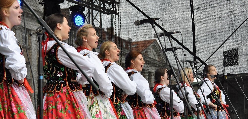 Этнические меньшинства Польши. Поляки в костюмах белых.