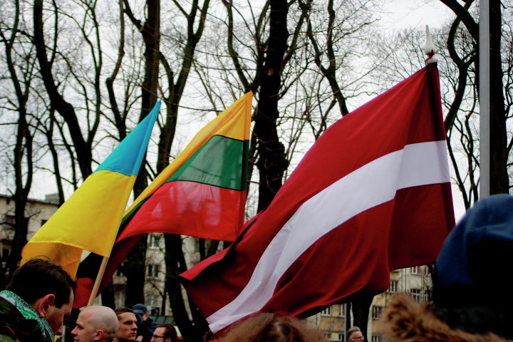 Украинский, литовский и латышский флаги Украинский, литовский и латышский флаги