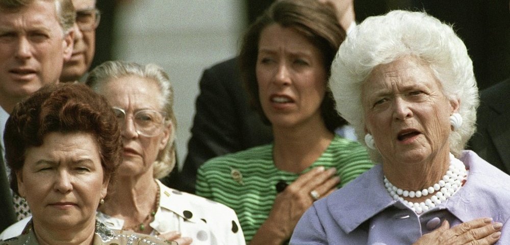 Супруги Президентов России и США Наина Ельцина (слева) и Барбара Буш (справа)