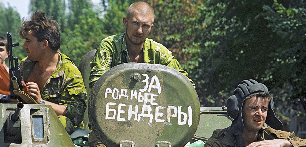 Участники народного ополчения Бендер патрулируют дорогу, 1992 год