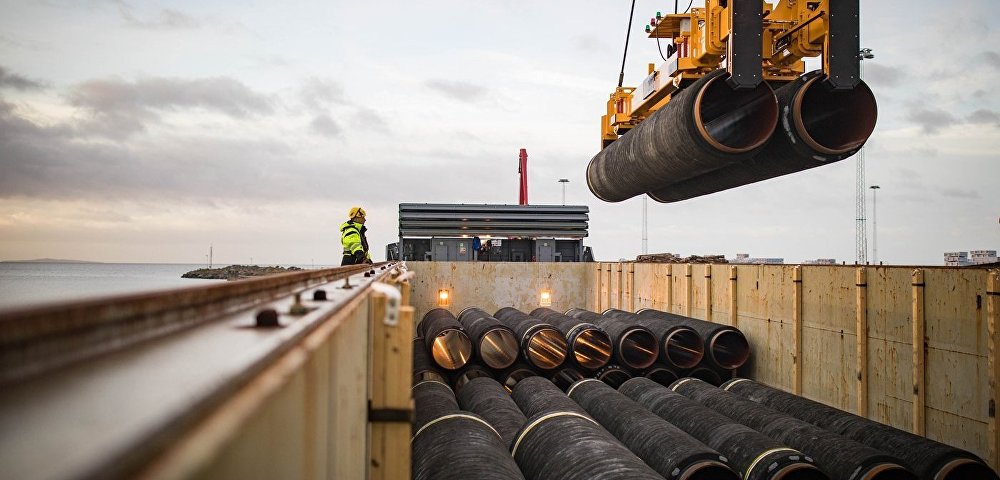 Погрузка труб для газопровода "Северный поток ‑ 2" в порту Мукран в Германии