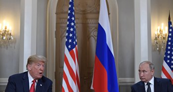 Президент РФ Владимир Путин и президент США Дональд Трамп (слева)