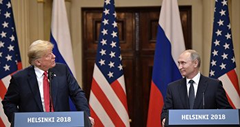 Президент РФ Владимир Путин и президент США Дональд Трамп (слева)