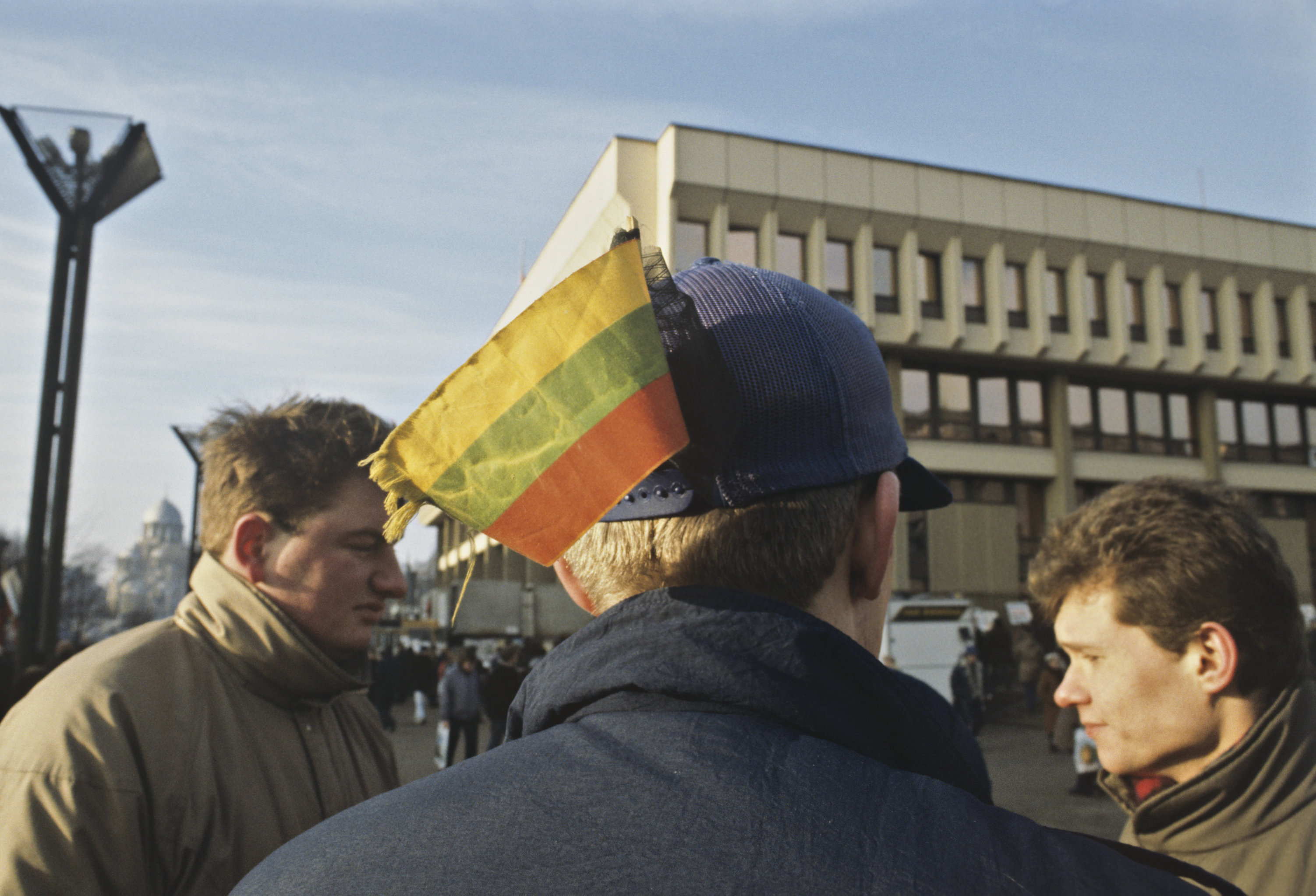 Литовская Республика. События января 1991 года в Вильнюсе. Добровольцы у здания литовского парламента