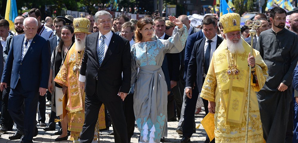 Президент Украины Петр Порошенко с супругой Мариной (в центре)