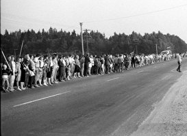 Участники акции в Литовской ССР "Балтийский путь", 23 августа 1989 года