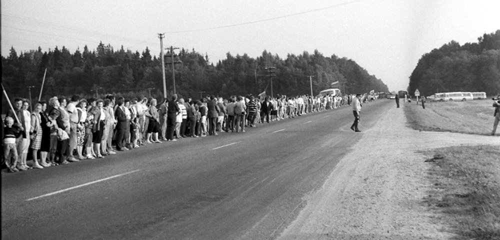 Участники акции в Литовской ССР "Балтийский путь", 23 августа 1989 года