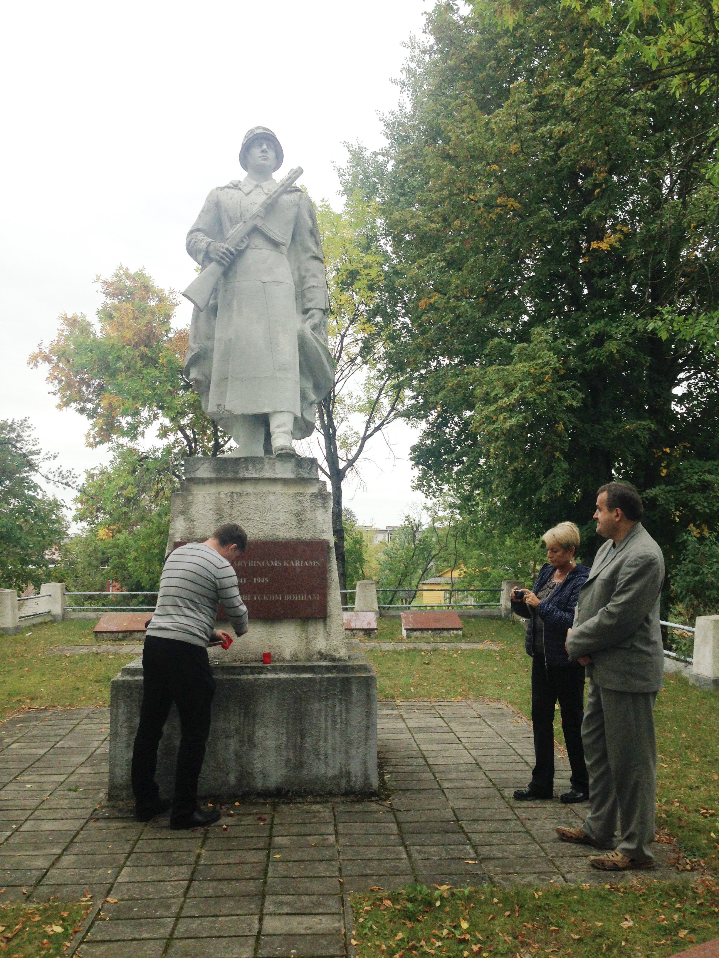  Гедрюс Грабаускас, Вячаслав Титов и Элла Андреева на поминовении советских солдат у мемориала войнам освободителям в Меркине, Литва