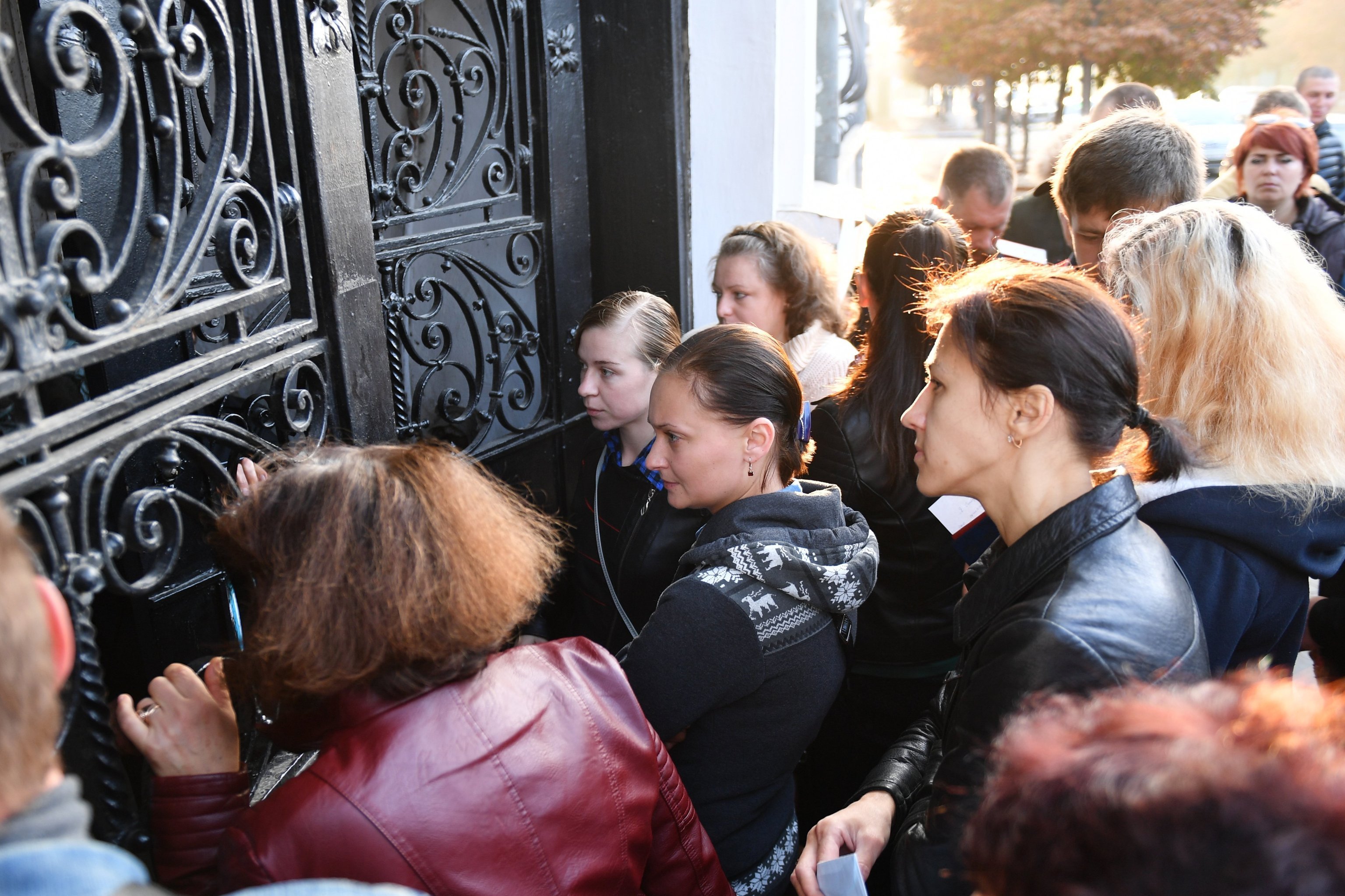 Люди стоят в очереди в "Центр Крови" в Керчи, чтобы сдать кровь для пострадавших при нападении на Керченский политехнический колледж.