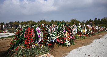 Венки и цветы на могилах погибших при нападении на керченский политехнический колледж на Центральном городском кладбище в Керчи