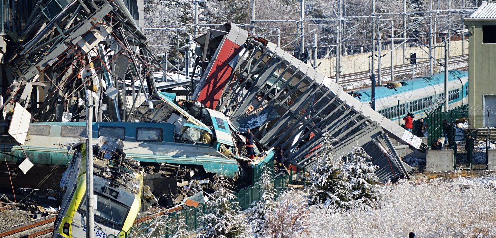 Скоростной поезд  сошёл с рельсов в Анкаре