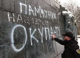 Националист наносит надпись "Памятник оккупанту" на Монумент Славы во Львове