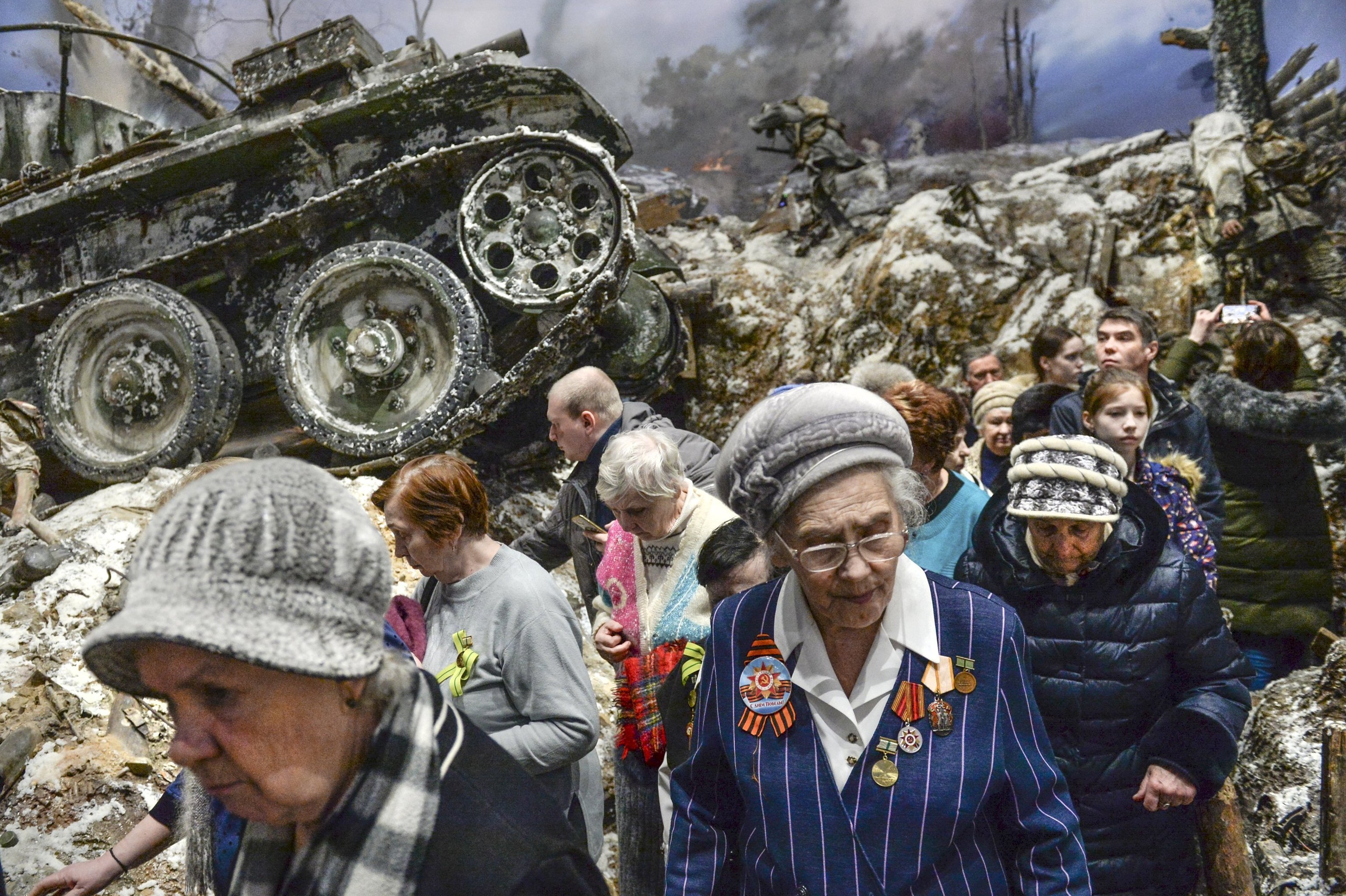 Посетители в экспозиции трехмерной панорамы битвы за Ленинград в январе 1943 года "Прорыв", созданной к 75-летию прорыва блокады Ленинграда, на территории Кировского музея-заповедника "Прорыв блокады Ленинграда"