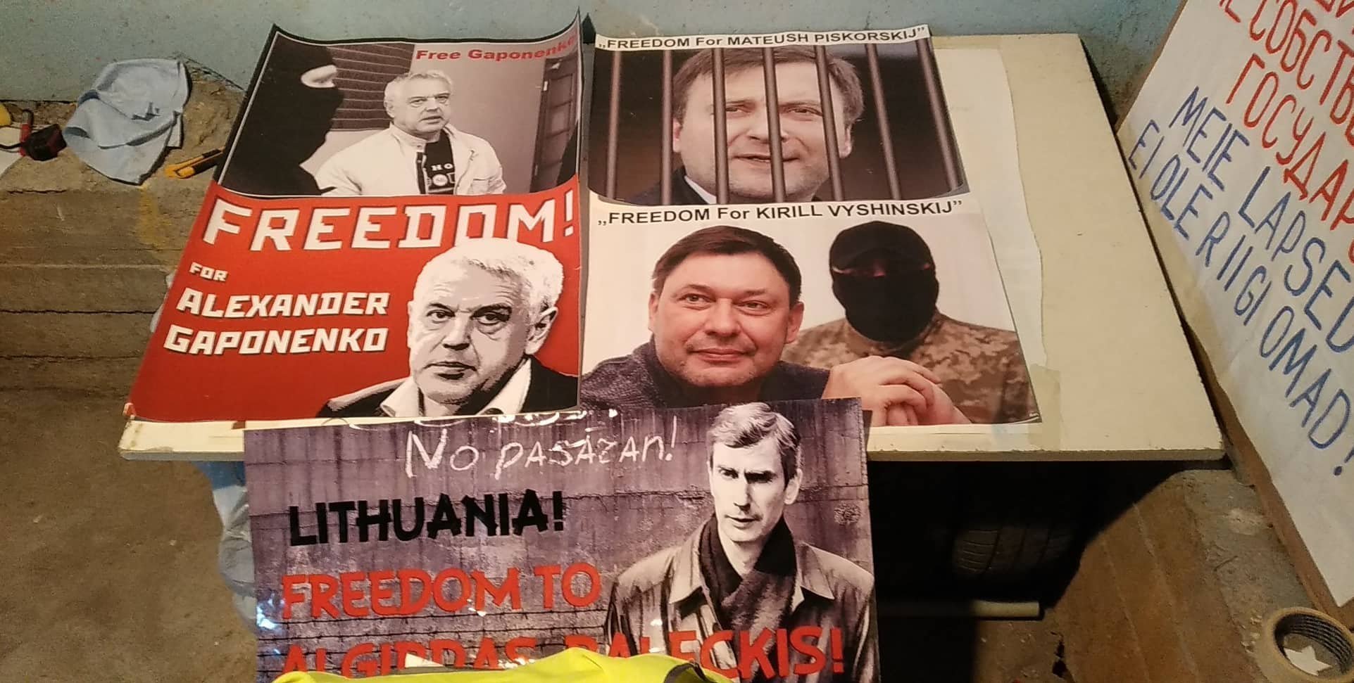 Плакаты с акций поддержки правозащитников