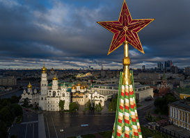 Звезда на шпиле Спасской башни Московского Кремля