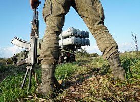 Военнослужащие у берегового ракетного комплекса "Бал"