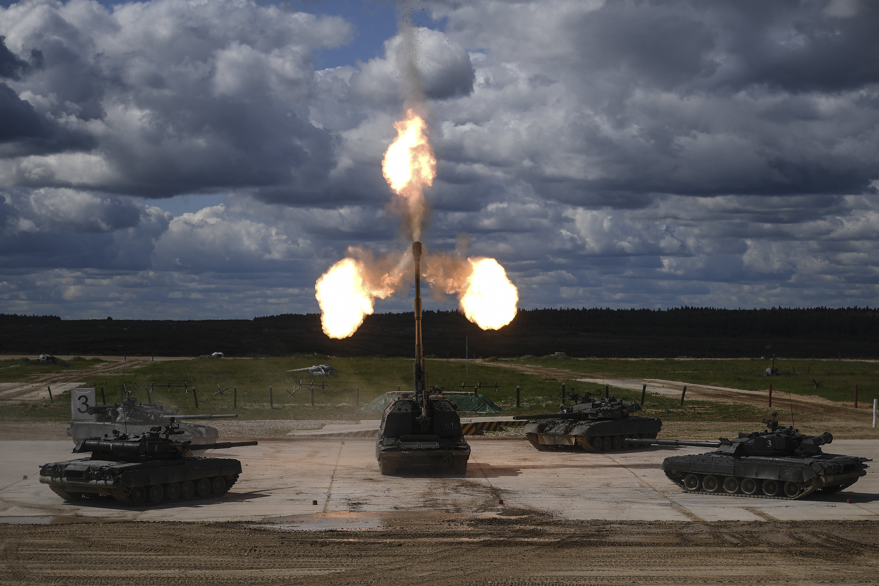 Танки Т-90 и самоходная артиллерийская установка (САУ) "Мста-С" (в центре) Танки Т-90 и самоходная артиллерийская установка (САУ) "Мста-С" (в центре)