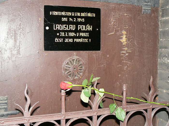 Мемориальная доска на улице Аполинаржска,  Прага