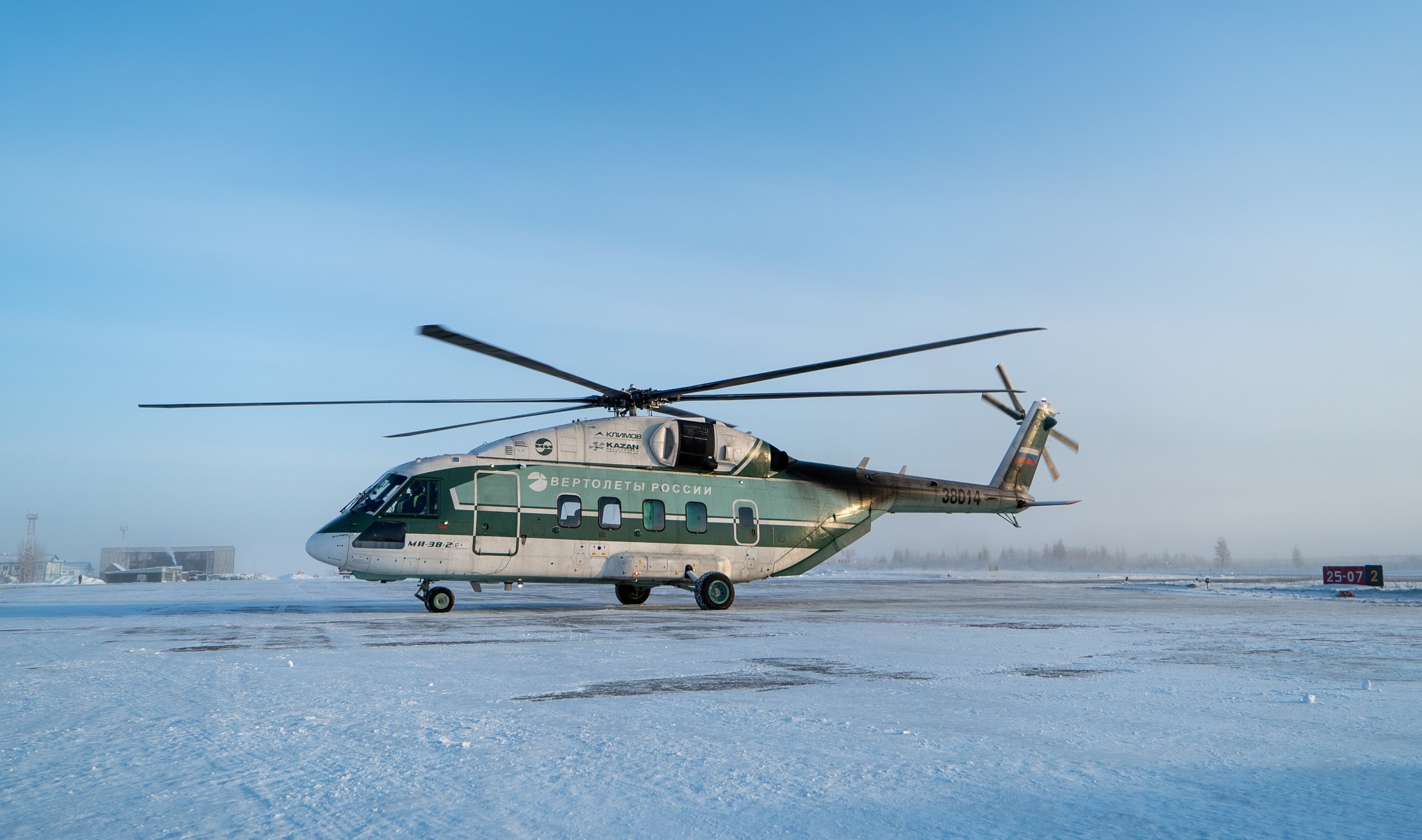 Вертолет Ми-38 во время испытаний в аэропорту Мирный в Якутии.