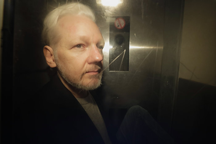 Основатель WikiLeaks Джулиан Ассанж после суда, 1 мая 2019