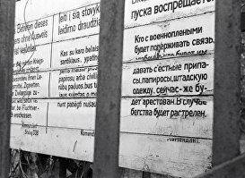 Объявление у входа в лагерь для военнопленных в освобожденном городе Каунасе, Литва