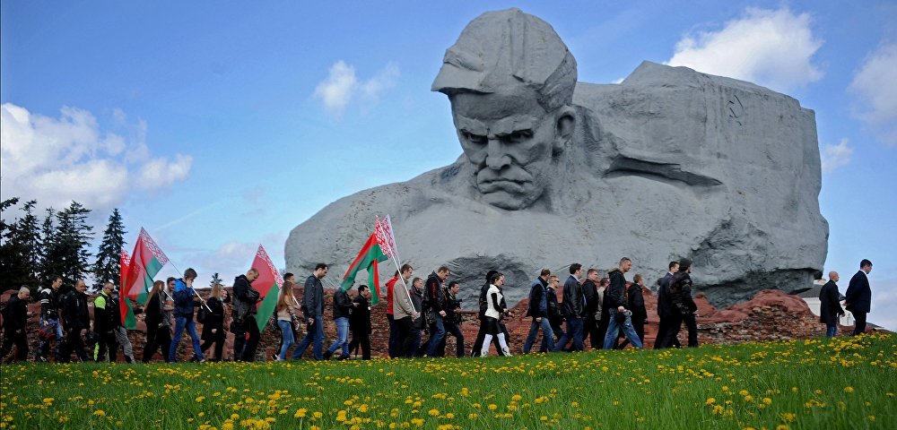 Участники мотоклуба "Ночные волки" во время посещения мемориального комплекса "Брестская крепость" в городе Бресте