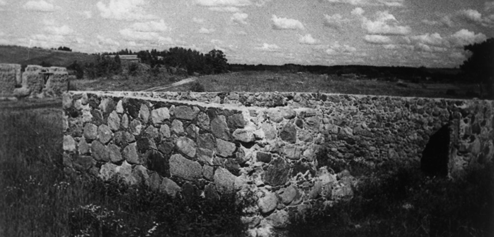 Мемориал на месте латышкой деревни Аудрини Макашенской волости Резекненского уезда.