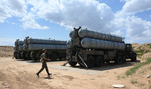 Расчеты зенитных ракетных комплексов (ЗРК) С-300 "Фаворит" Южного военного округа