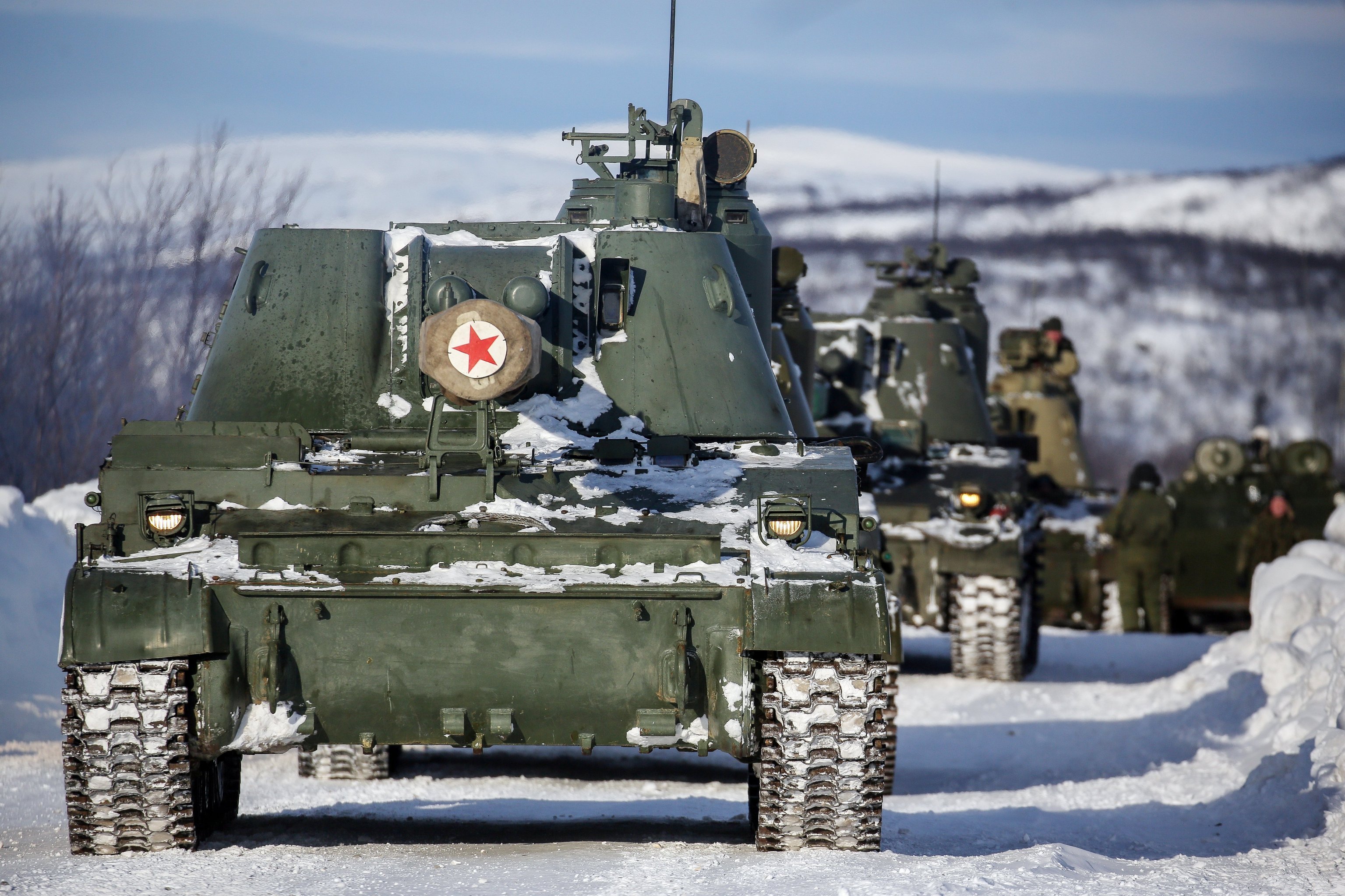 Самоходная гаубица 2С3 "Акация" во время занятий по отработке боевых действий в условиях Арктики