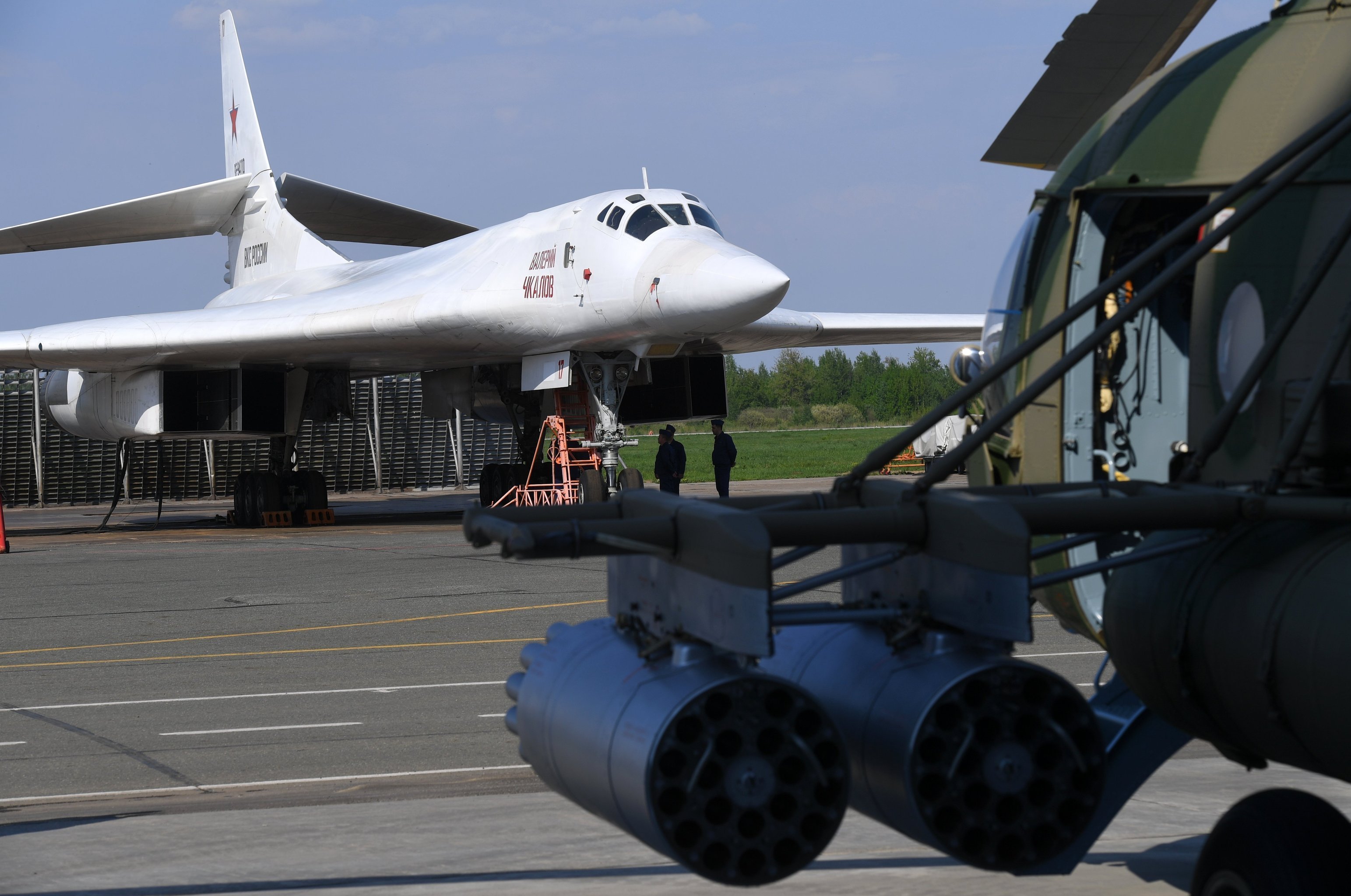 Сверхзвуковой стратегический бомбардировщик-ракетоносец Ту-160 "Валерий Чкалов"