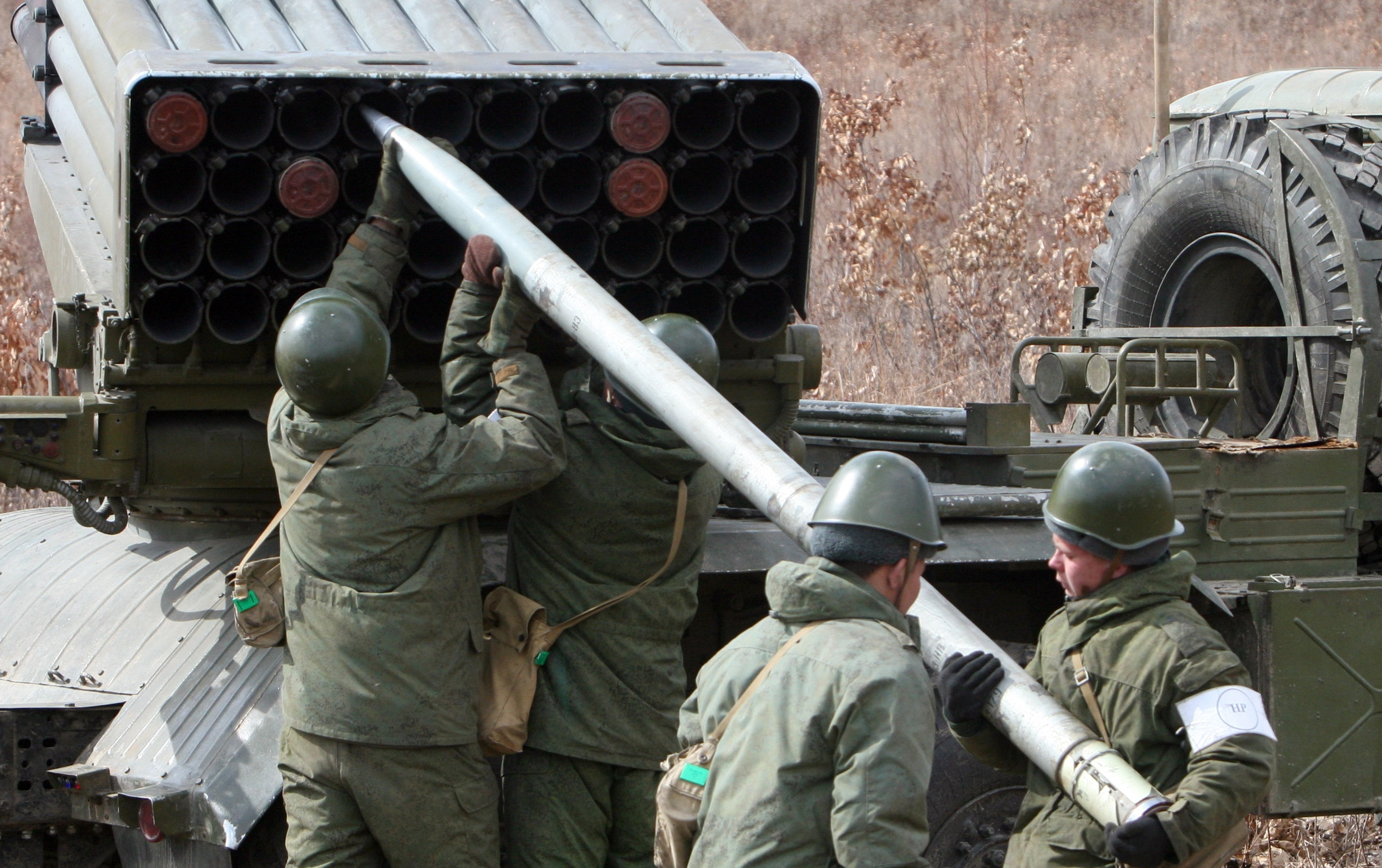 Военнослужащие перезаряжают реактивную систему залпового огня "Град" Военнослужащие перезаряжают реактивную систему залпового огня "Град"
