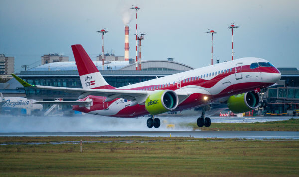 Самолет авиакомпании  airBaltic Airbus A220-300 в цветах латвийского флага в аэропорту Рига