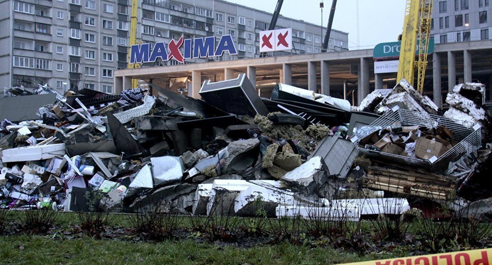 Обрушение крыши торгового центра в Риге