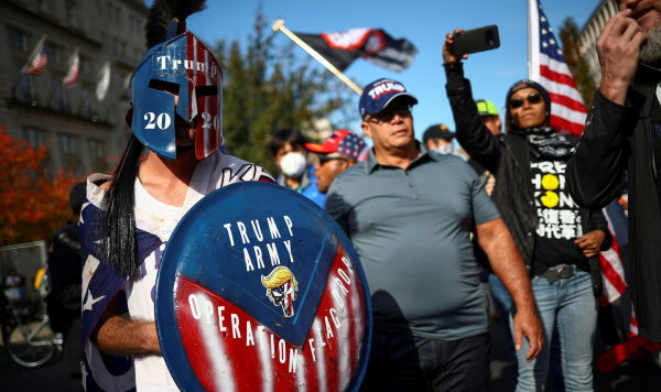 Противник и сторонник президента США Дональда Трампа во время митинга в Вашингтоне