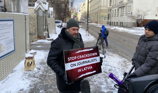 Исполнительный директор МИА "Россия сегодня" и член Cовета по правам человека Кирилл Вышинский на пикете в поддержку русскоязычных журналистов в Латвии у Дома приемов МИД РФ, 5 февраля 2021