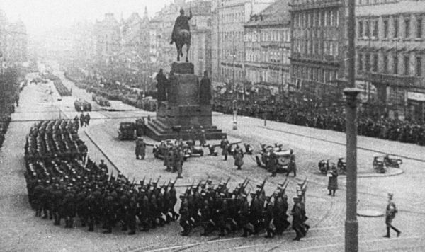 Гитлеровские войска на Вацлавской площади в Праге, 1939 год Гитлеровские войска на Вацлавской площади в Праге, 1939 год