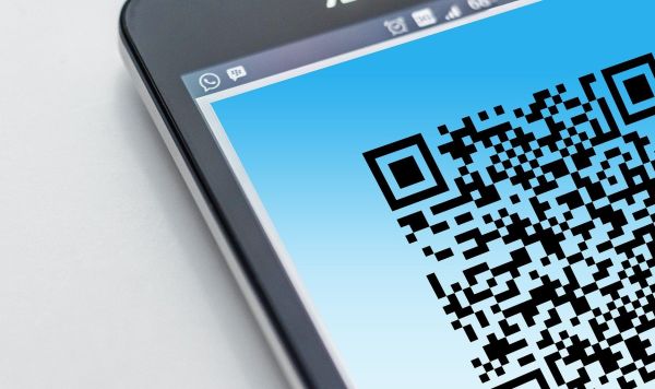 QR-код на экране смартфона